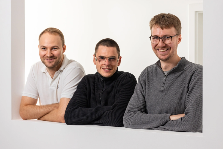 De drie oprichters van Eye-Able tezamen. Drie jonge mannen halfportret, armen gekruist.
