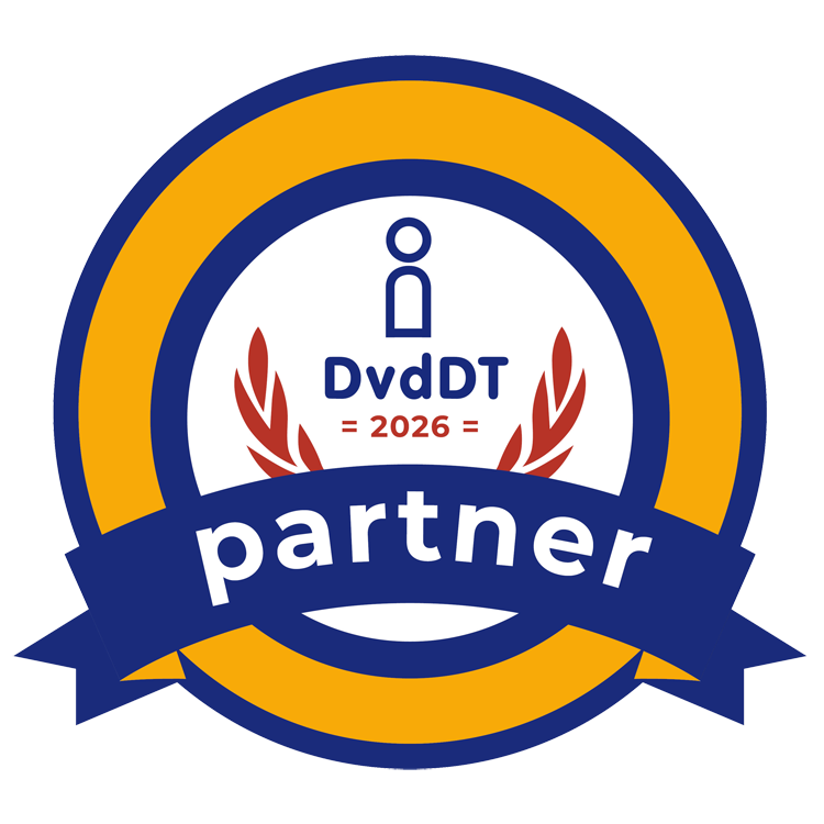 Logo Partner 2026 bestaande uit 2 cirkels oranje en blauw plus blauwe banner met het woord Partner in witte letters.