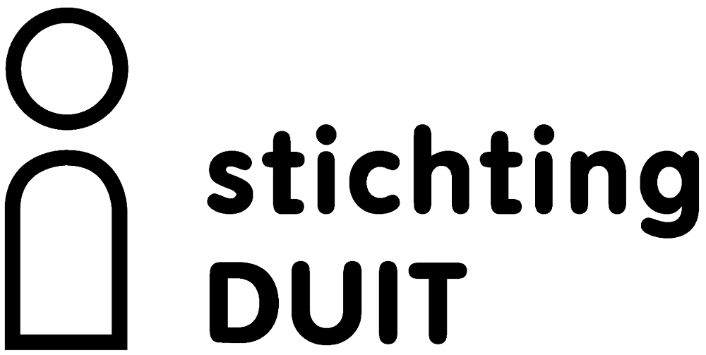 Stichting DUIT Logo, poppetje als icoon met ernaast in kleine letters het woord stichting en DUIT in hoofdletters, alles in zwart.